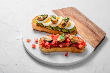 Domates, avokado ve örneğin ile Füme midye tapas, kopya alanı