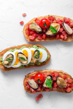 Domates ile griloled ekmek üzerinde füme midye ile Kabuklu ekmek, üst görünümü