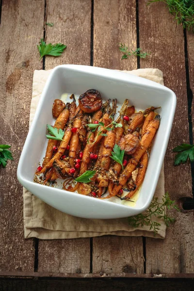Chutné pečené mrkve s bylinkami připravenými k jídlu — Stock fotografie