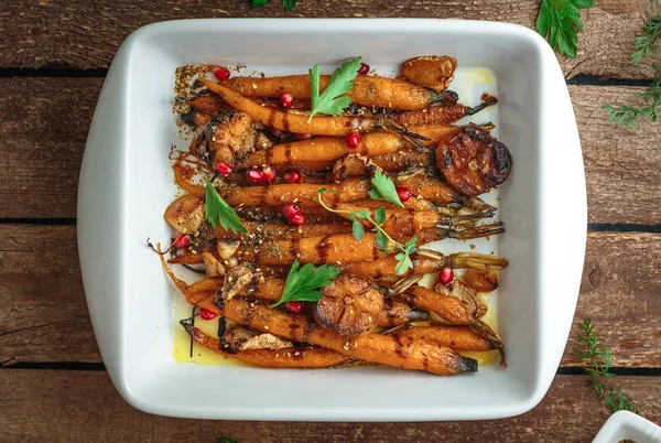 Домашняя жареная морковь с чесноком и орегано, пространство для копирования — стоковое фото