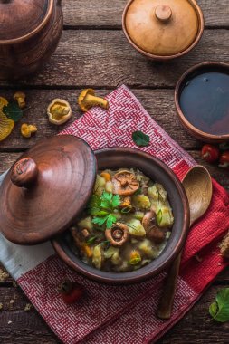 Bir kil pot içinde vejeterian patates ve mantar güveç, kopya alanı