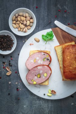 Bir ekmek üzerinde dilimlenmiş sosis, üst görünümü