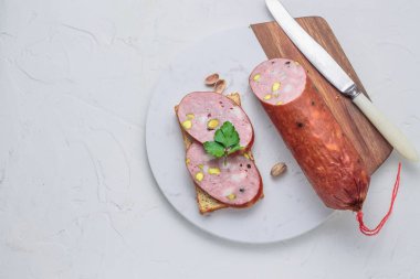 Mermer bir tahtada sosisli sandviç. Üst görünüm, kopyalama alanı