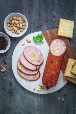 Mermer bir tahtada sosisli sandviç. Üst görünüm, kopyalama alanı