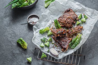 Barbekü domuz yedek kaburga üst görünümü, kopya alanı
