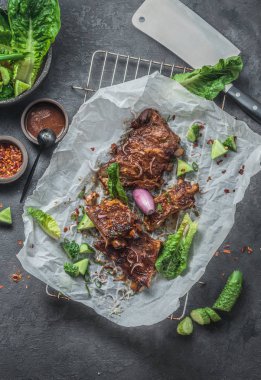 Barbekü domuz yedek kaburga üst görünümü, kopya alanı