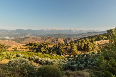 Sabah ları Kemer, Kumluca, Türkiye yakınlarında dağlar ve vadi panoraması