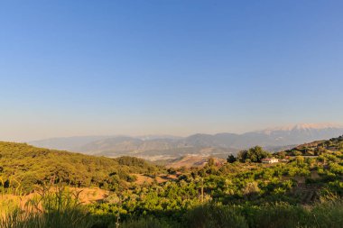 Sabah ları Kemer, Kumluca, Türkiye yakınlarında dağlar ve vadi panoraması
