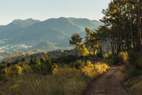 Montañas y valle panorama por la mañana cerca de Kemer, Kumluca, Turquía — Foto de Stock