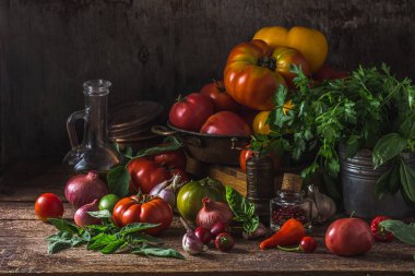 Koyu rustik tablo üzerinde çeşitli domates, kopya alanı