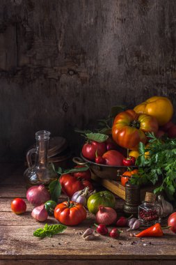 Karanlık rustik masada hatıra domates, kopya alanı