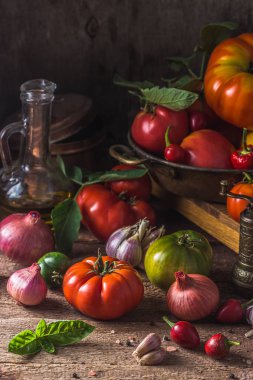 Karanlık rustik masada hatıra domates, kopya alanı