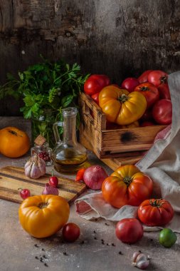 Karanlık rustik masada hatıra domates, kopya alanı