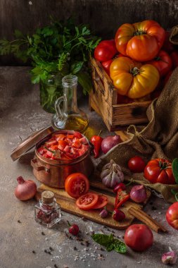 Bıçak ile kesme tahtası üzerinde Domates, üst görünümü