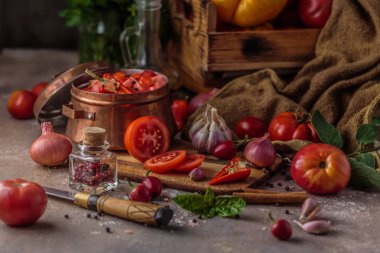 Domates sosu yapma süreci, çeşitli sebzeler