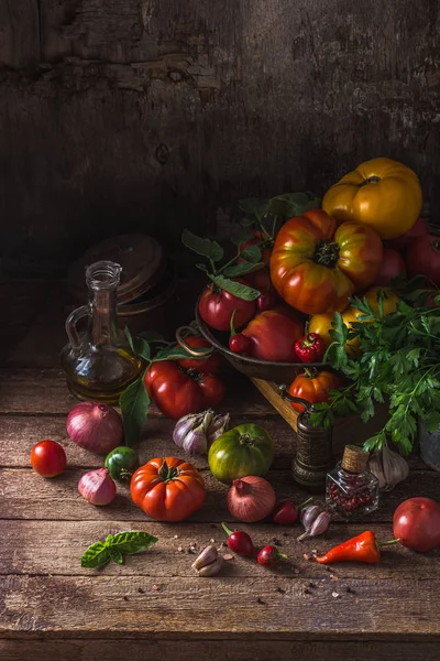 Koyu rustik masada olgun domates, kopya alanı
