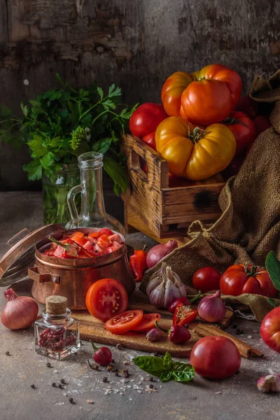 Kesme tahtası üzerinde dilimlenmiş taze domates, koyu fotoğraf