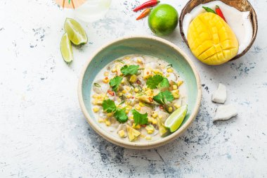 Mango, hindistan cevizi ve ananas ile Ham tarak meze