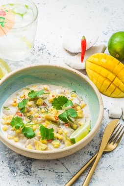 Hindistan cevizi sütü, tay tarzı, kopya alanı mango ve ananas ile tarak tartar