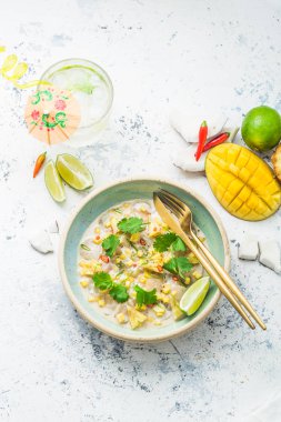 Hindistan cevizi sütü, tay tarzı, kopya alanı mango ve ananas ile tarak crudo