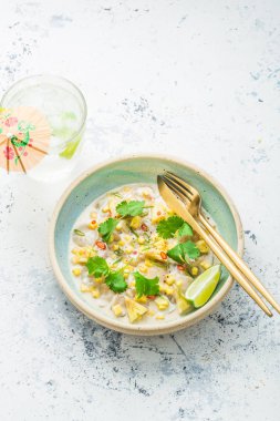 Hindistan cevizi sütü, tay tarzı, kopya alanı mango ve ananas ile tarak tartar