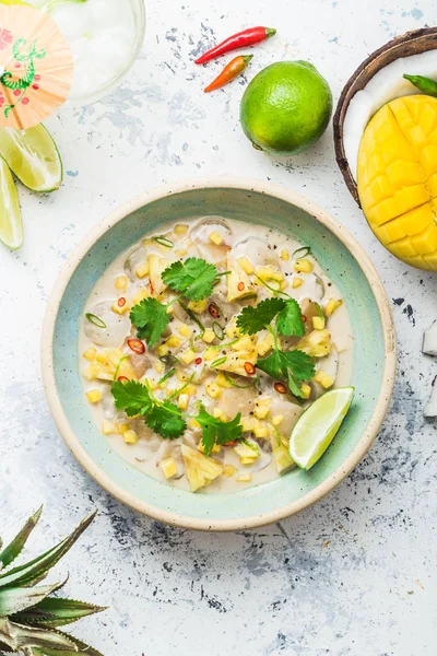 Tropikal meyve, whaite arka plan ile Ham tarak meze