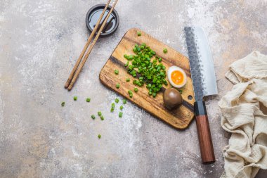 Bıçak ile ahşap kesme tahtası ramen yumurta, kopya alanı