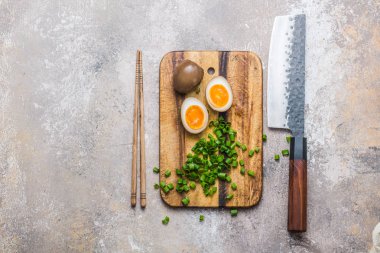 Kesme tahtası ramen için Japon marine yumurta, kopya alanı