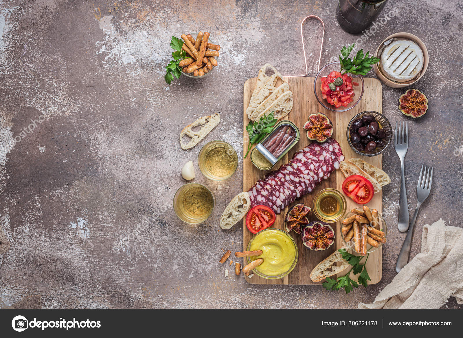 Typisch Spanische Tapas Konzept Salami Kase Schusseln Mit Oliven Tomaten Und Alioli Dip Kopierraum Stockfoto C Kopachinsky