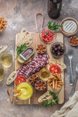 Salam, cheesem domates, ekmek ve alioli daldırma ile şarap apetizer seti