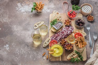 Salam, incir, peynir ve ekmek ile ayarlanmış İspanyol tapas, kopya alanı