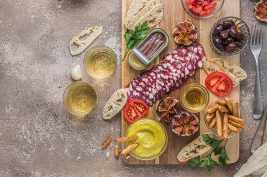 Woden kurulu şarap için İtalyan antipasto snack, boşluk başa