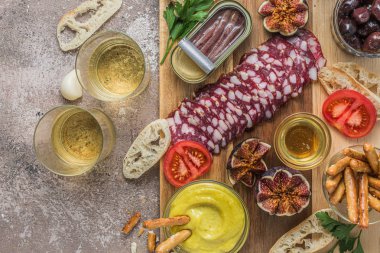 Gemide salam, peynir, ekmek, domates, zeytin, bal, anchoves çeşitli aperatifler.