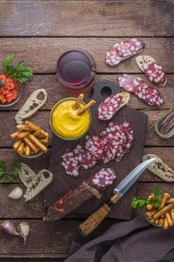 Salam ve alioli daldırma ile Charcuterie kurulu, kırmızı şarap