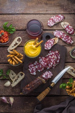 Kırmızı şarap ile kürlenmiş sosis ve kabuklu ekmek, üst görünümü