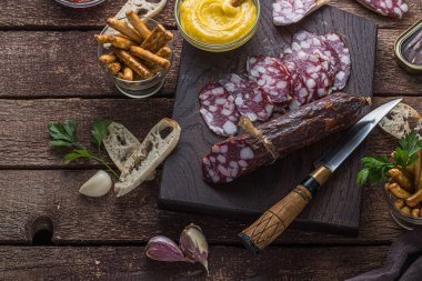 Koyu kesme tahtasında salam sosisinin yakın görünümü