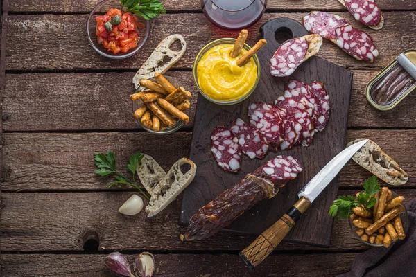 Koyu kesme tahtasında salam sosisinin yakın görünümü