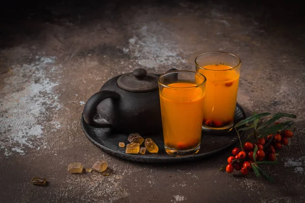 Berry tea with teapot, dark photo, cope space — Stock Photo, Image