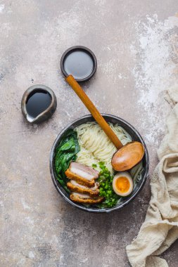Domuz göbeği, bok choi ve yumurta ile Ramen kase, düz yatıyordu