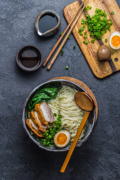 Bacia de ramen com porco, pak choi e ovo, flat lay — Fotografia de Stock