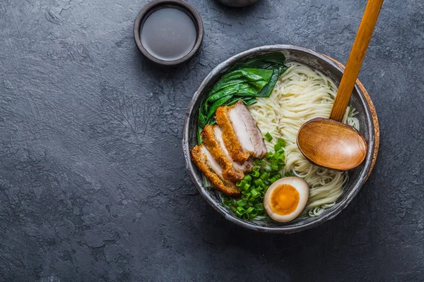 Bacia de ramen com porco, pak choi e ovo, espaço de cópia — Fotografia de Stock