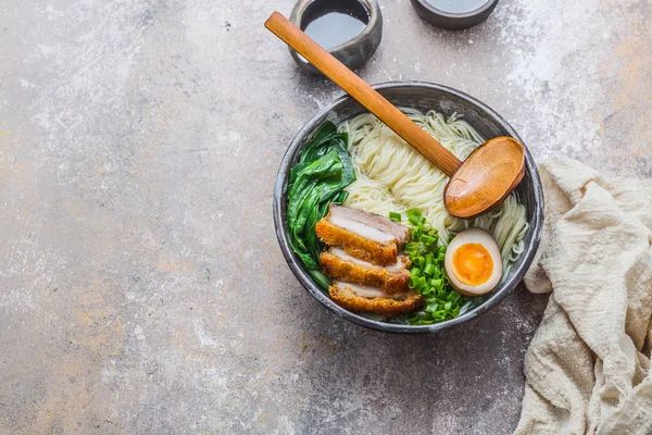 Shio Ramen Schüssel mit Schweinefleisch, Pak Choi und Ei, Kopierraum — Stockfoto