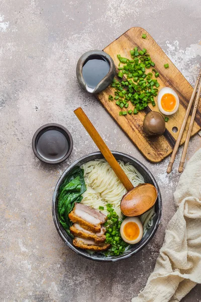 Big bowl of ramen noodles with crispy skin pork and egg — Stock Photo, Image