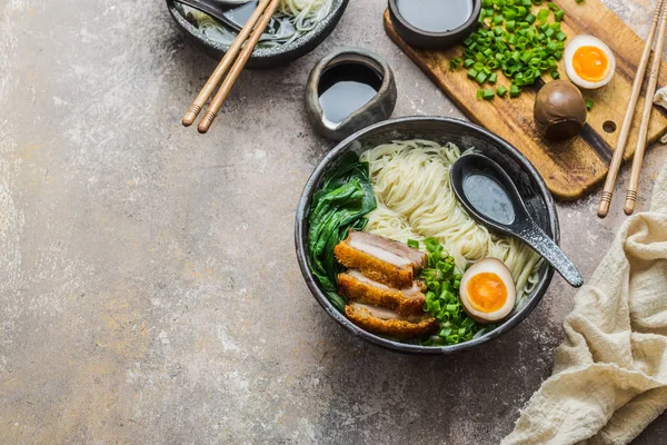 Japanische Ramen-Suppe mit Ei, Schweinefleisch und Zwiebeln, Kopierraum — Stockfoto