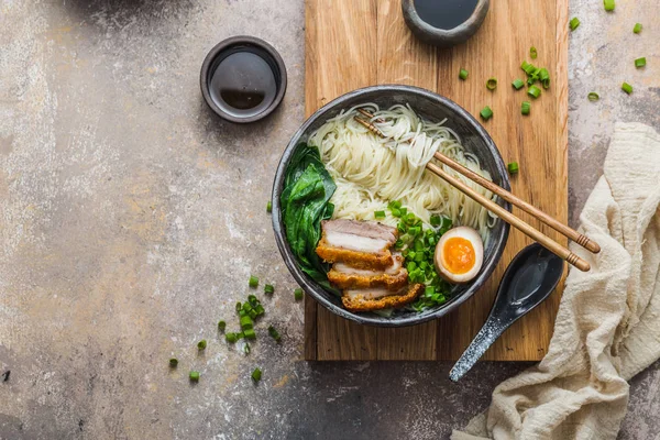 Leckere Ramen-Suppe mit Schweinefleisch, Ei und Bok Choy, Kopierraum — Stockfoto
