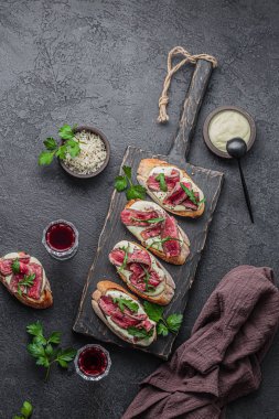 Sığır Tartare ve Roket ile Crostini, uzay kopyalamak