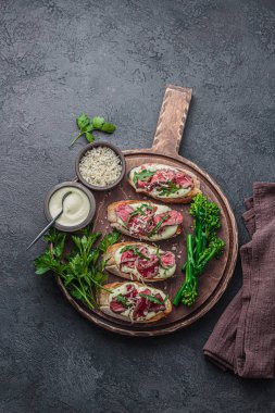 Sığır eti ile Huysuz ekmek, üst görünüm, kopya alanı