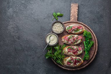 Mayonez ve roket ile kabuklu ekmek biftek, kopya alanı