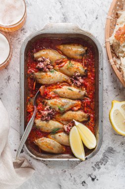 Kalamar dolması ile fırın tepsisi üst görünümü