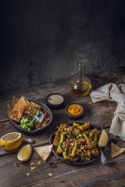 Patlıcan salatası ve kabuklu ekmek ile Derin Kızarmış Karnabahar, kopya alanı